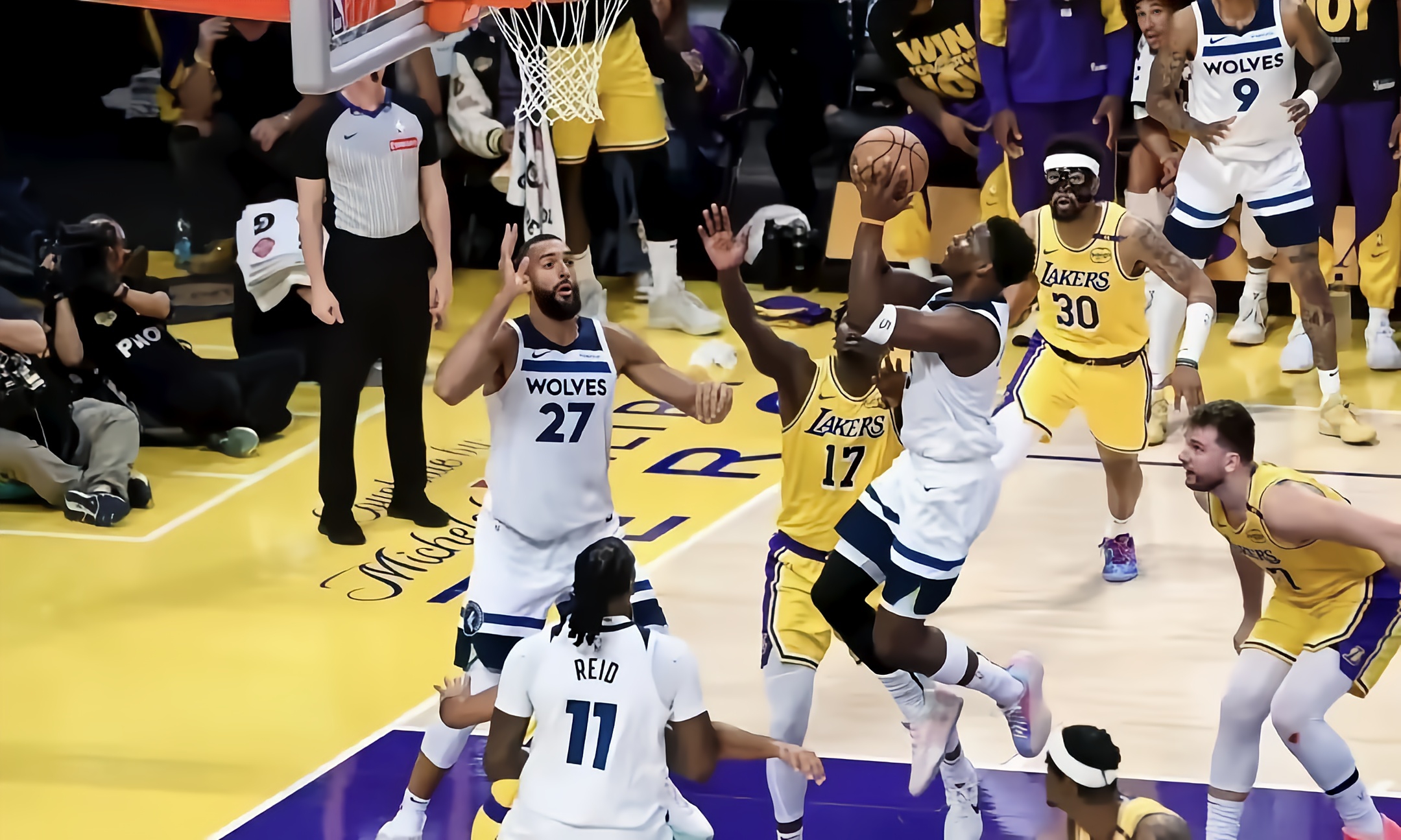 九游体育直播-塞维利亚训练开放日，冲刺阶段绝杀压哨引欢呼，NBA季后赛在即，轮换策略成焦点的简单介绍